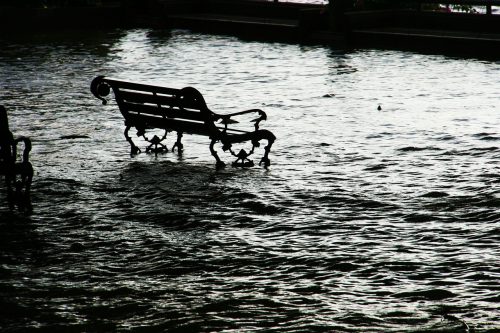 leere Bank im Wasser bei Flut