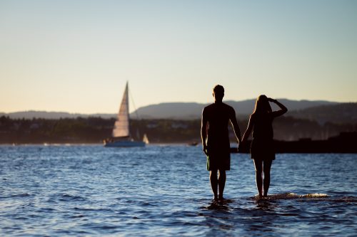 Paar hält Hände im ruhigen Wasser